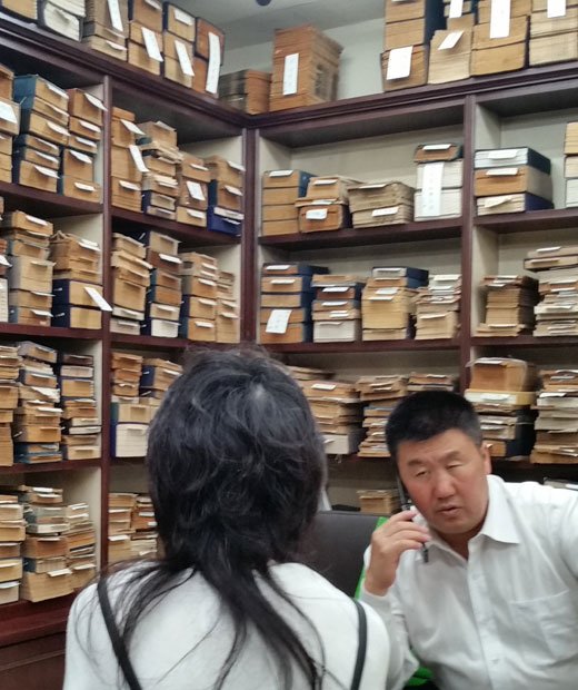 神田神保町の古書店で、国際電話をかけて中国の知人の意見を聞く李勇さん。これほどの優良な古書を大量に抱える書店は中国にもそうそうないという／東京都千代田区（撮影／編集部・野嶋剛）