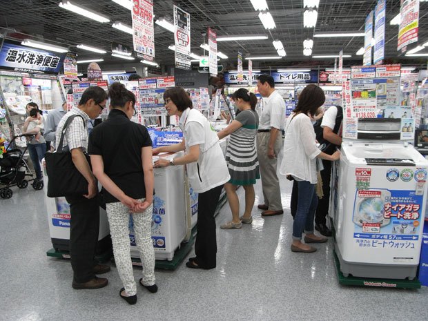 消費者の財布のひもは緩まず、家電量販店や百貨店では苦戦が続く。　(C)　朝日新聞社