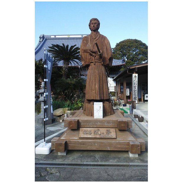 宝福寺には、ゆかり深い坂本竜馬の像がある