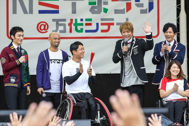 パラリンピックのイベントに出演した右から稲垣吾郎、香取慎吾。左端は草なぎ剛＝９月２９日、新潟市の万代シティ（撮影／今村拓馬）