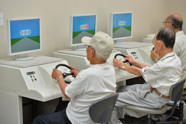 八尾自動車教習所の高齢者講習では、機器の使い反応の速さや正確さを測る（撮影／写真部・東川哲也）
<br />