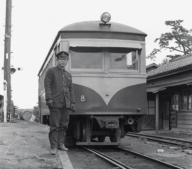 静岡鉄道・駿遠線「軽便大旅行」の運転士を務めた中村学さんと乗車したキハD8。この日、筆者は中村さんと知己を得た。1964年3月25日新三俣駅