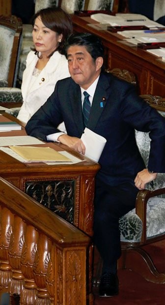 衆院本会議で特定秘密保護法案について答弁するため席を立つ安倍晋三首相。左は森雅子・同法案担当相＝７日午後　（c）朝日新聞社　（撮影／越田省吾）　＠＠写禁