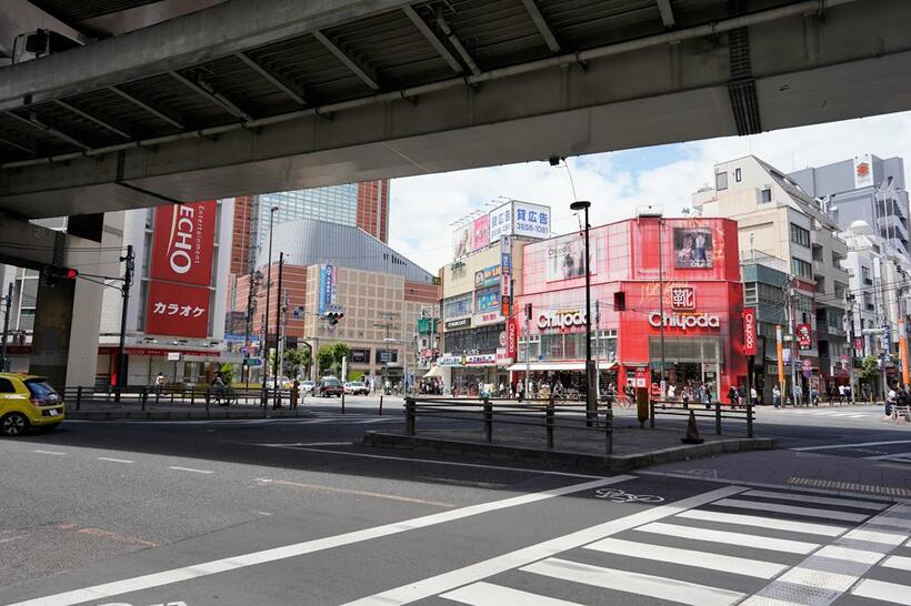 現在の三軒茶屋駅付近。手前が国道246号線で、左奥が世田谷通り。車だけでなく通行人も多い場所だ。高速道路の高架が空を遮っている（撮影／AERA編集部・井上和典）