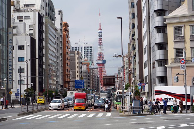 同じ位置から撮影した現在の「札の辻」付近。辺りに高層建造物があるものの、いまも東京タワーを望むことができる（撮影・井上和典／AERAdot.編集部）