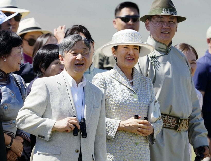 国民的なスポーツ祭典「ナーダム」のイ・ドローン・ホダグ競馬会場で、モンゴルのフレルスフ大統領と競馬競技を観戦する天皇陛下と皇后雅子さま。大草原の雄大な自然に囲まれ、リラックスした表情のおふたり=2025年7月12日午前11時17分、ウランバートル近郊