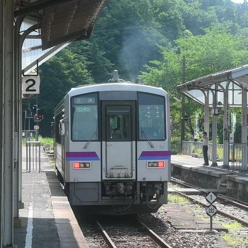 【ＪＲ西日本芸備線】
岡山と広島の山あいを走る。東城～備後落合駅の輸送密度は９人で、不通区間を除いてＪＲでは最も輸送密度が低く、廃止が取りざたされている。写真は備後落合駅を出発するワンマンカー