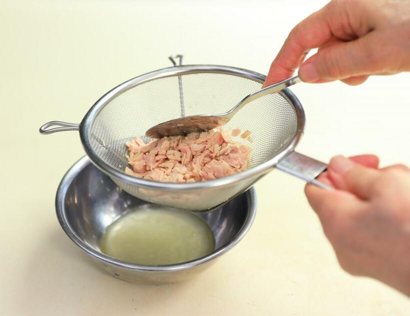 【ワンポイントアドバイス】
<br />ツナ缶はザルに入れ、大きなスプーンなどでギュッと押して水気を切る。　 （撮影／写真部・松永卓也）