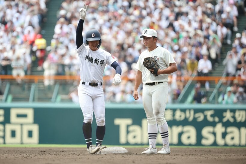 【決勝】八回表、貴重な追加点を挙げる適時二塁打を放ち、二塁上で喜ぶ沖縄尚学・宜野座（撮影／写真映像部・馬場岳人）