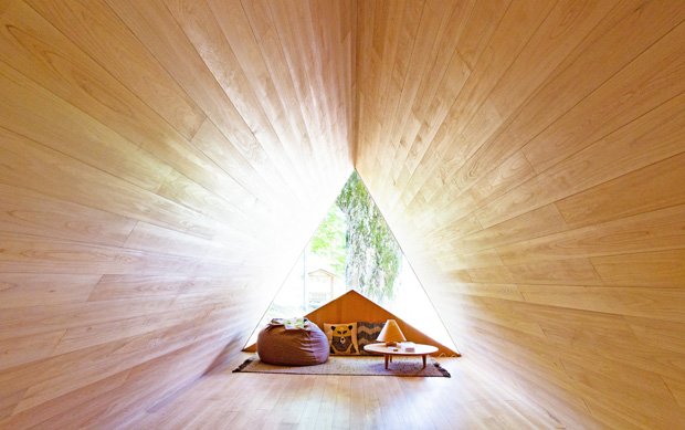 建築家の長谷川豪氏とＡｉｒｂｎｂ共同創業者ジョー・ゲビア氏の協働で完成した「吉野杉の家」。檜でできた２階部分は、写真映えすると好評で宿泊スペースになっている（撮影／植田真紗美）
