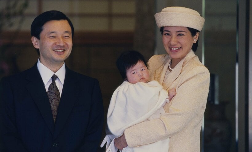 上皇ご夫妻から贈られた産着「御初召（おうぶめし）」を着て、雅子さまに抱かれる愛子さま＝2002年3月、JMPA