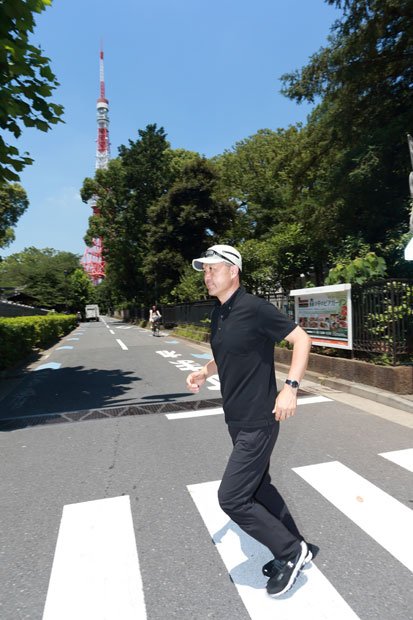 解説者・金哲彦さんのマラソンコース分析（６）　東京タワー：復路では増上寺の後方に東京タワーを望むことができる。街路樹が並ぶものの、日陰は少ないエリア（撮影／小暮誠）