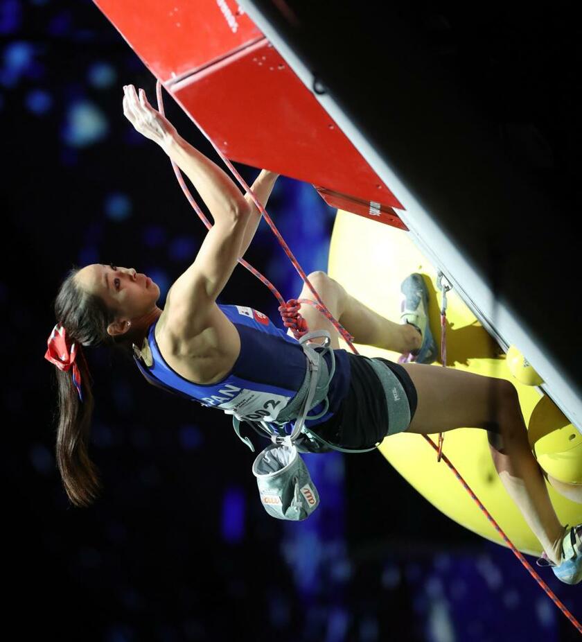 今夏の世界選手権女子複合決勝のリードに臨む野口啓代　 （ｃ）朝日新聞社