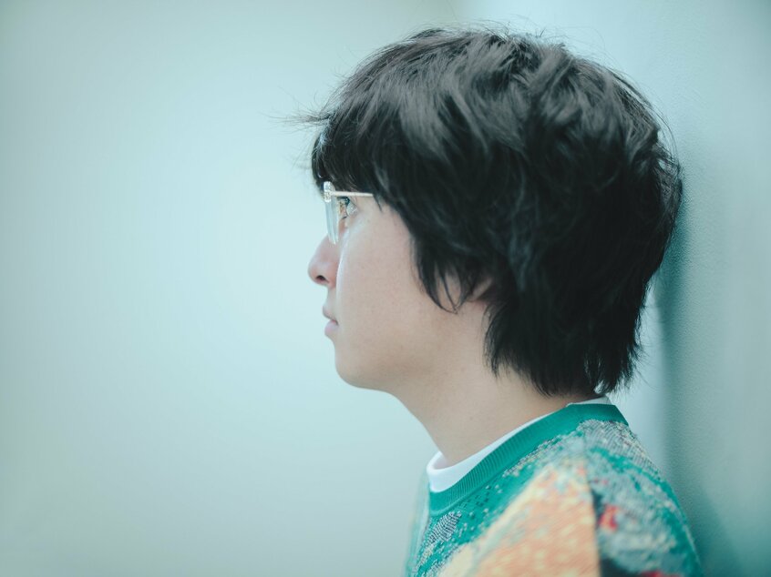 「上京してすぐに連載始めたので、この2年間はこのエッセイと一緒に過ごしていた感じもあります」と語る崎山蒼志さん(撮影/小財美香子)