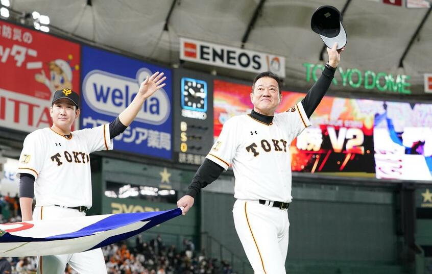 セ・リーグ連覇を決め、ペナントを掲げて場内を一周する巨人の原辰徳監督(右)と菅野智之(C)朝日新聞社