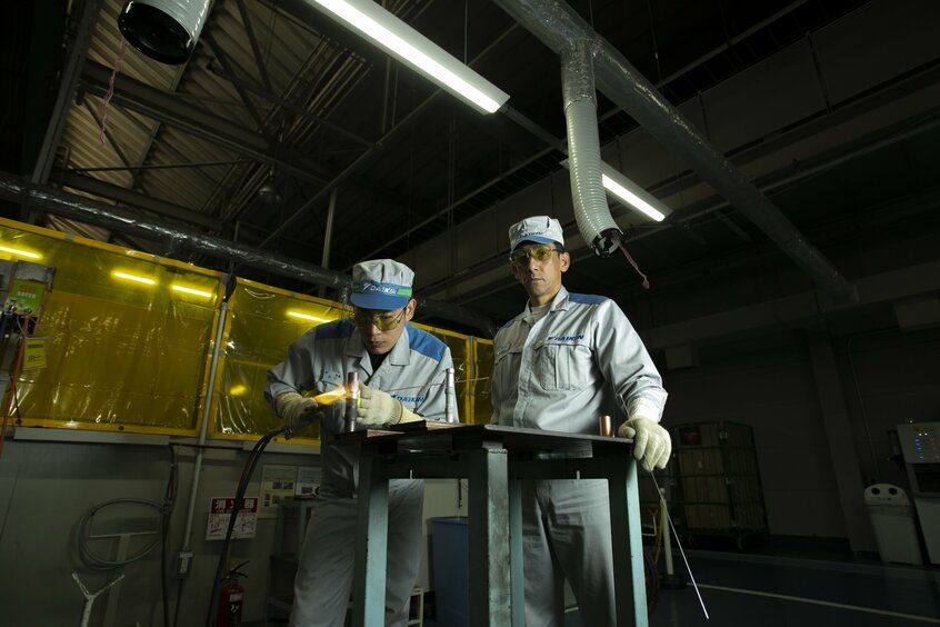 ダイキン工業 空調生産本部 堺製造部 教育技能伝承G 高田興司(たかだ・こうじ):1973年生まれ、大阪府出身。92年、淀川製作所入社。チラーユニットの製造担当。2006年、堺製作所異動。08年、第3回技能オリンピックグローバル大会1位。09年、マイスター認定(撮影/MIKIKO)