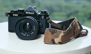 中学1年のとき父親に買ってもらったニコンFM2。中学・高校では写真部に所属、よく街に出て撮影し、学校の暗室で現像していた。写真を撮ろうと思うと光と影のコントラストを注視したり、ものの見方が細かくなるので面白かったという。FM2は以降も使い続け、世界7大陸最高峰登頂も記録しているが故障したことはない