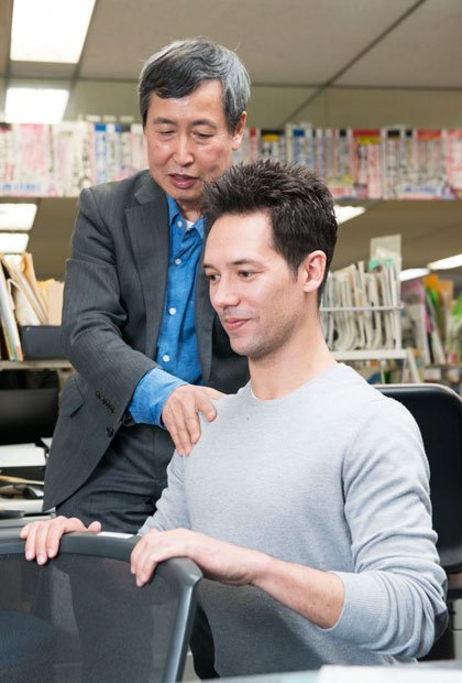 ジャスティンに本山式筋トレをやらせる。数分で悲鳴をあげた(撮影/岸本絢)