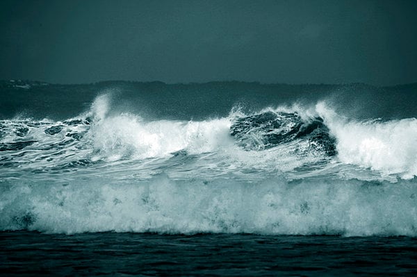 猛烈な波しぶきを立て荒れる海。ちなみに、波高4m超を「時化（しけ）」、6m超を「大時化」と表現します