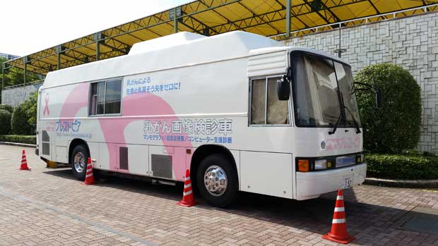 地域住民の健康を支える検診車　（ｃ）朝日新聞社