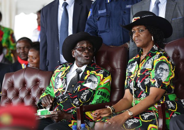 「俺様スーツ」とも言われる奇抜なファッションでも注目されたムガベ大統領。一時、後継者の候補となったグレース夫人（右）＝ゲッティイメージズ