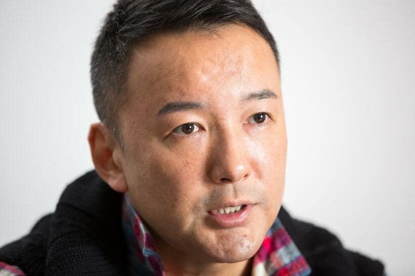 インタビューに答える山本太郎氏　(撮影・片山菜緒子)