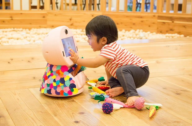 左がＣｈｉＣａＲｏ。２児の母親でもある阿部さんは自身の育児経験からＣｈｉＣａＲｏを開発。安全に配慮し、子どもが飽きずに遊べるようにした（写真／ＣｈｉＣａＲｏ提供）