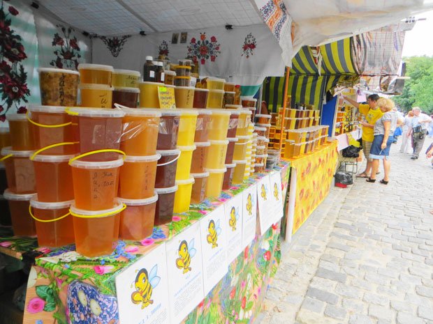 キエフ　　ペチェルスカ大修道院の蜂蜜祭り。様々な種類があり、ナッツ入りやお酒になったものまで売られている。ウクライナの蜂蜜生産量は、世界でも五本の指に入る