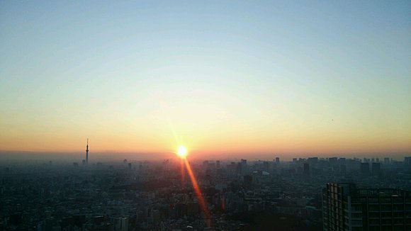 東京　仕事始めの日の朝日