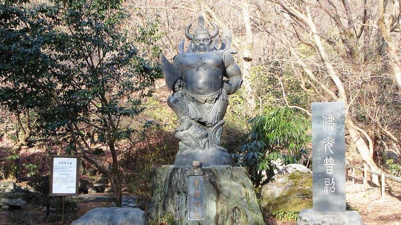 竹寺境内に立つ牛頭天王像