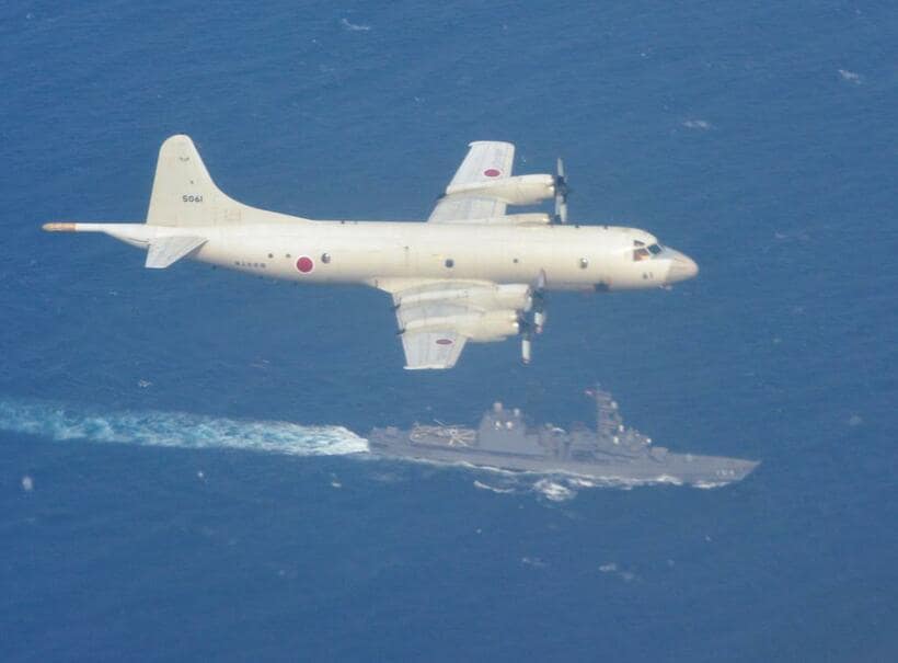 上空から警戒監視する哨戒機Ｐ３Ｃと護衛艦あまぎり＝２０１５年１月、ソマリア沖アデン湾