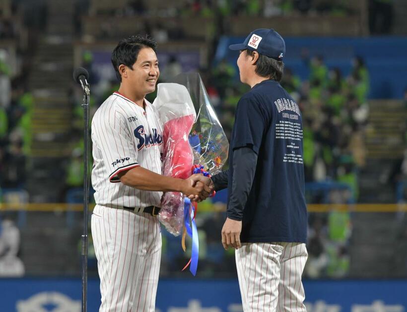 高津監督（右）に花束を贈られる五十嵐（写真提供・ヤクルト球団）