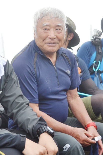 頂上では参加者との記念撮影に引っ張りだこの三浦さん。無事に登頂して笑顔も