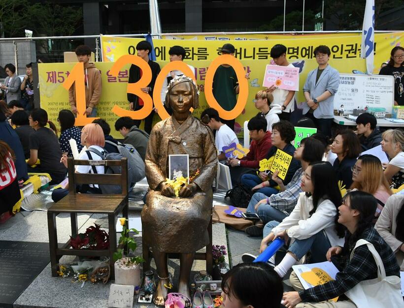 ソウルの日本大使館のそばに設置された慰安婦を象徴する少女像。集会には大学生ら若い世代が目立つ　（ｃ）朝日新聞社