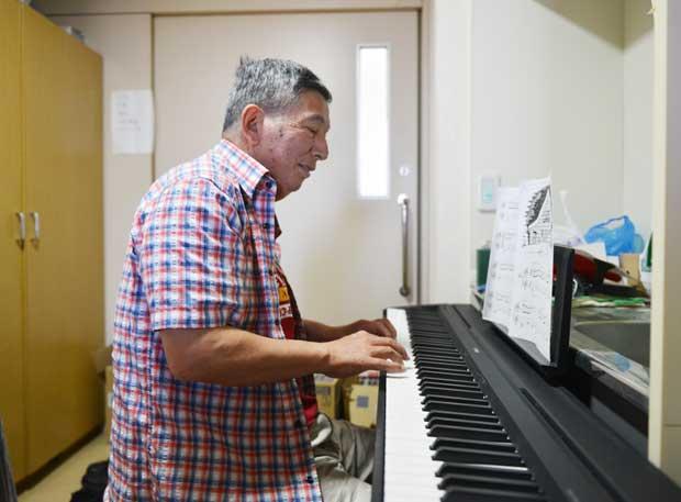 ５１歳の時に若年性アルツハイマー病と診断された佐藤雅彦さん（６４）。知恵と工夫で一人暮らしを続けてきた。スマホとｉＰａｄを使いこなし、日々フェイスブックで発信。６２歳からはピアノにも挑戦（撮影／門間新弥）