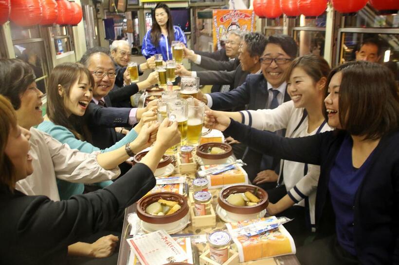 今や豊橋の風物詩・「おでんしゃ」の車内で生ビールやおでんを楽しむ人たち（C）朝日新聞社