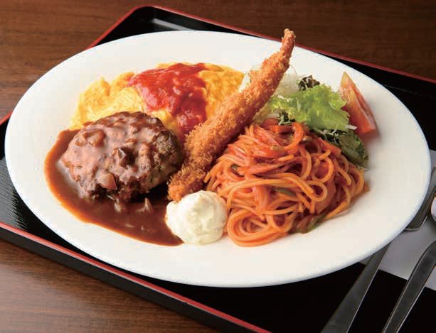 「浅草聚楽」の「大人のお子様ランチ」2178円。丁寧に作られる牛肉100％のハンバーグ、エビフライ、オムライス、ナポリタンにサラダ付き　photo 菅 朋香