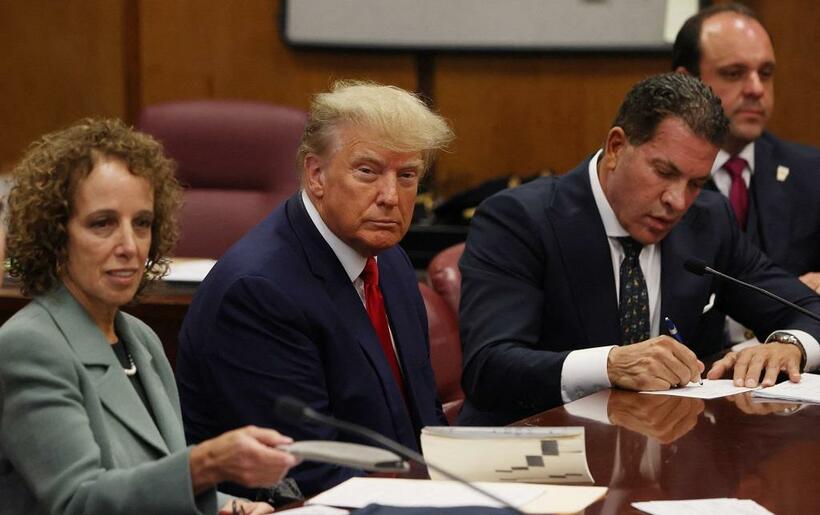 トランプ前大統領は裁判所に出頭して罪状認否に臨み、無罪を主張した。米大統領経験者が起訴されたのは前代未聞／４月４日、ニューヨーク（代表撮影／ロイター／アフロ）
