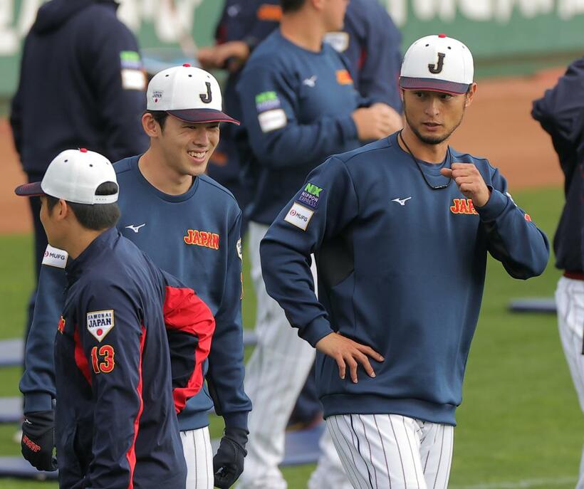 強化合宿で会話を交わすダルビッシュ有（右）と佐々木朗希＝2月19日