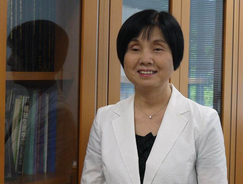篠崎和子さん＝東京大学農学部の居室