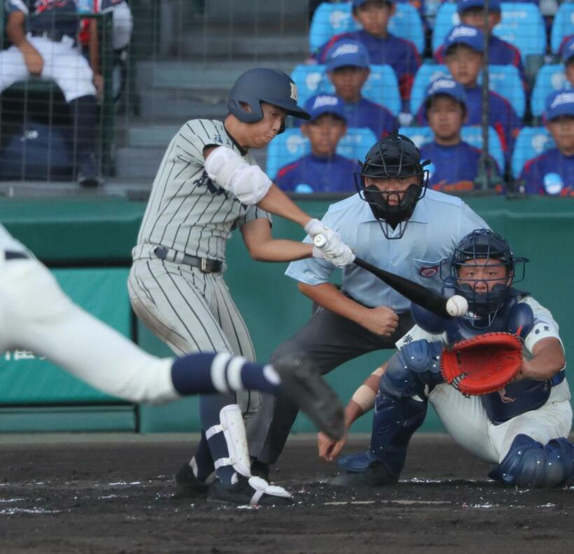 二回表１死一、三塁、敦賀気比の杉田が左翼線に２点適時二塁打を放つ（Ｃ）朝日新聞社