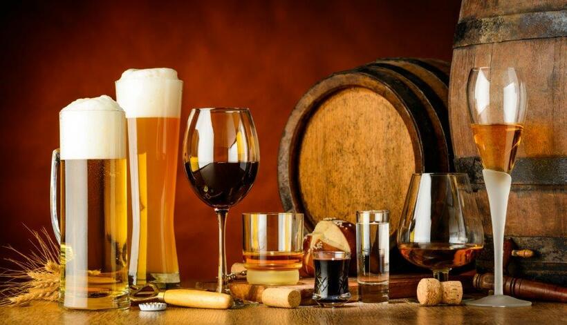 ビール同様、大麦（麦芽）などの穀物を材料としたのがウイスキーだ。スコッチウイスキーやアイリッシュウイスキーは大麦を、バーボンはトウモロコシを材料として蒸留する。(写真：Getty Images）