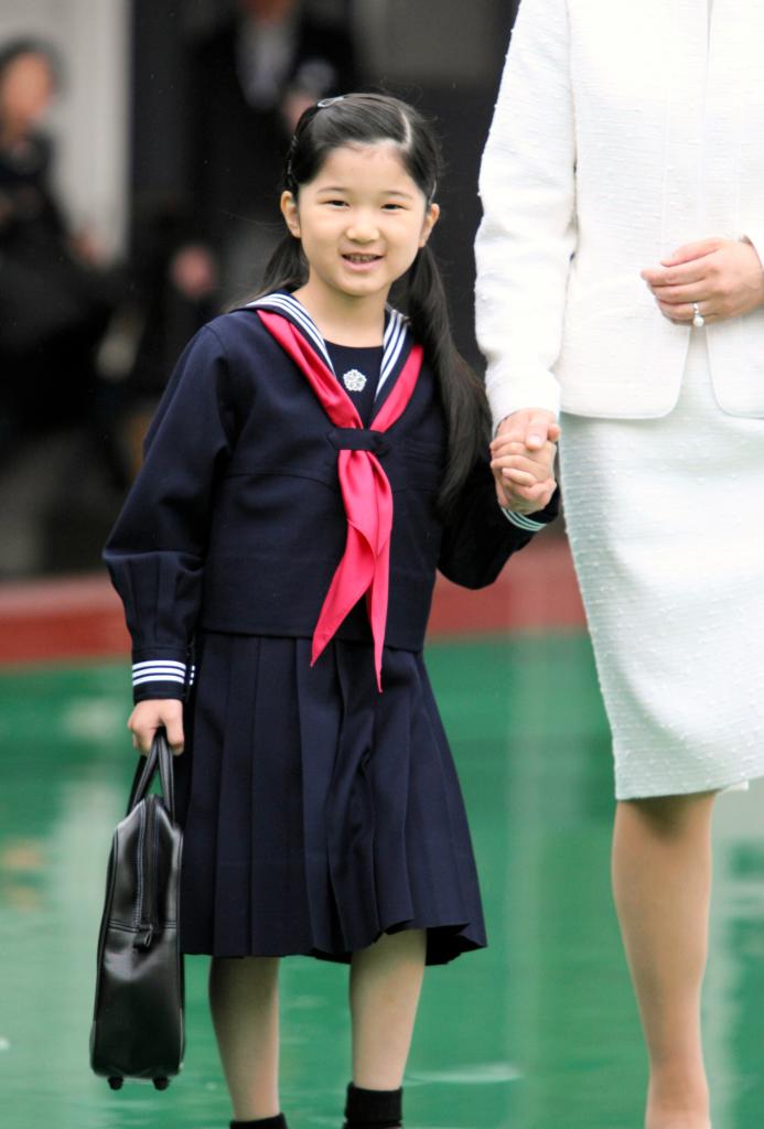 ０８年４月、雅子さまと手をつなぎ学習院初等科の入学式に向かう愛子さま