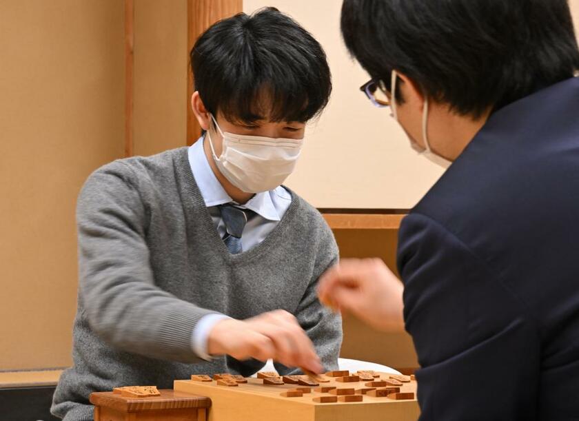 藤井聡太は自身が生み出す数々の記録は意識せず、棋力向上を求め続ける。周囲の喧騒をよそに、静かに盤上を見つめる