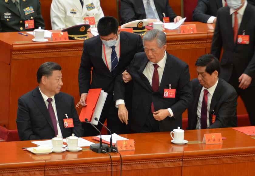 党大会の閉会会議で退席を促される胡錦濤前国家主席