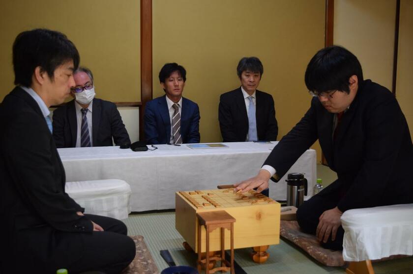 糸谷哲郎八段（手前右）は「思考をショートカットすることで、将棋は強くなる」と語る（ｃ）朝日新聞社