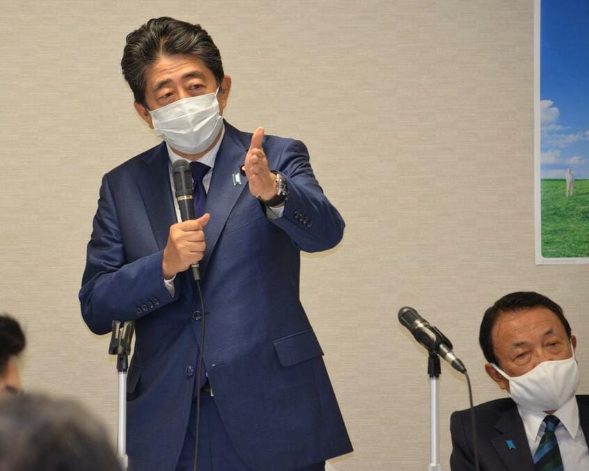 自民党の議連に5月、そろって出席した安倍前首相と右は麻生副総理兼財務相(C)朝日新聞社