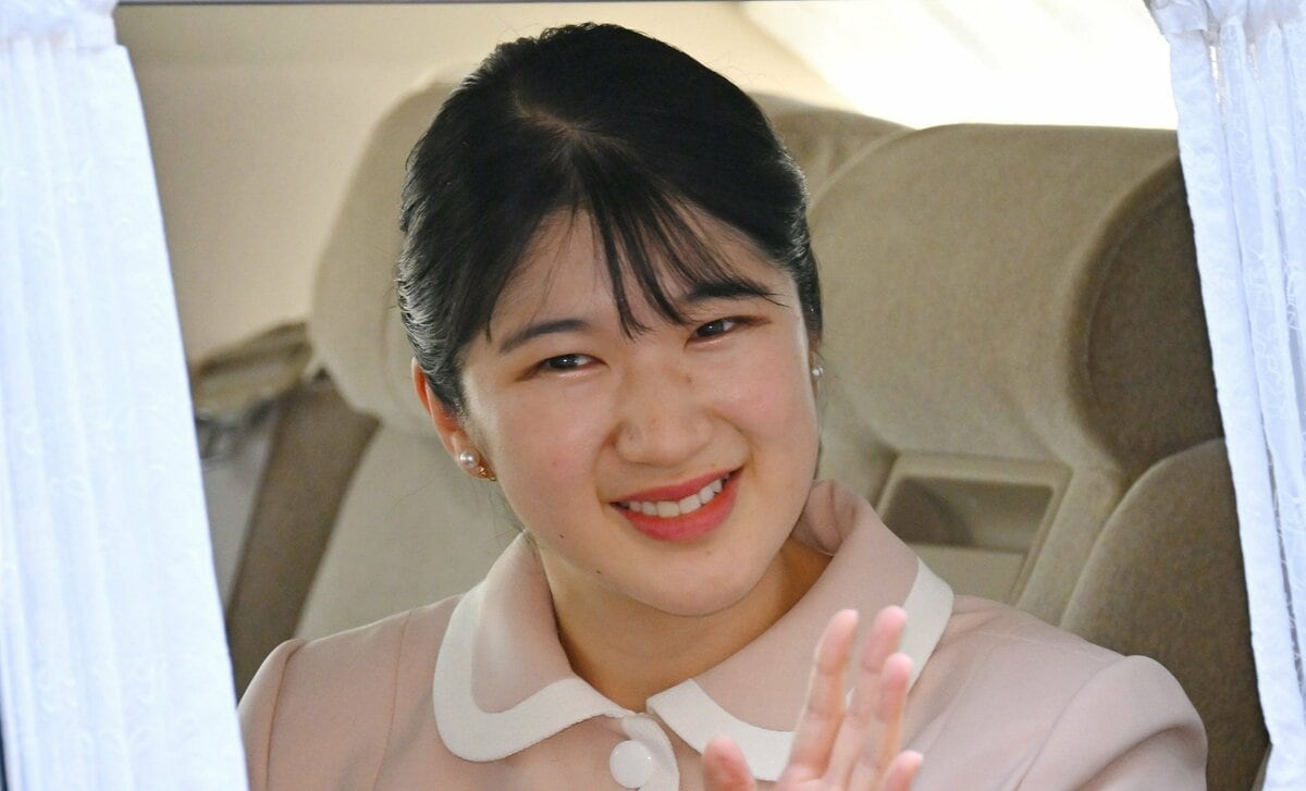 愛子さま 佐賀で「緊張してお話をした」お相手は？ 天皇陛下譲りのユーモアと知性あるほほ笑みは、まさにプリンセス！と絶賛 | AERA dot.  (アエラドット)