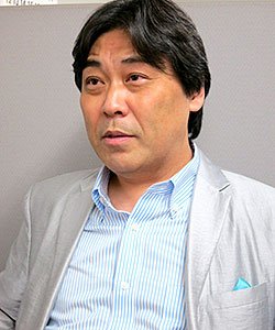 やまざき・ひろしNPO二十四の瞳・理事長、社会福祉士三田会常任幹事、認知症学習療法士、医業経営コンサルタント。1961年、東京都出身。慶大卒後、外資系コンピューター会社、コンサルティングファーム、医療系メディア、複数の病医院を経て現職。シニア世帯向け24時間365日対応の電話相談サービス「お困りごとホットライン」には、過去10年間で約6000件の相談が寄せられている。病医院や行政との折衝に加え、ここ数年で急増した「終のすみか探し」「問題行動を伴う認知症対応」「介護離職回避」「家族関係の修復」等の問題解決に定評がある。
