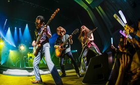 高見沢俊彦「次は喜寿バンド目指す」 デビュー50周年のTHE ALFEEが走り続けてこられた理由〈with MUSICきょう出演〉